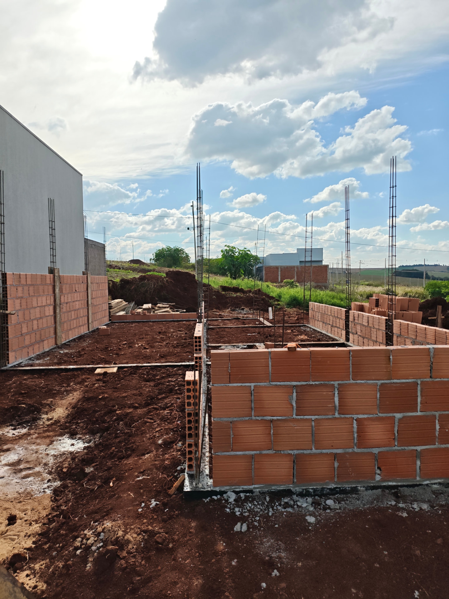 Obra da Residência Ravena — Alvenaria: Levantamento das paredes e pilares
