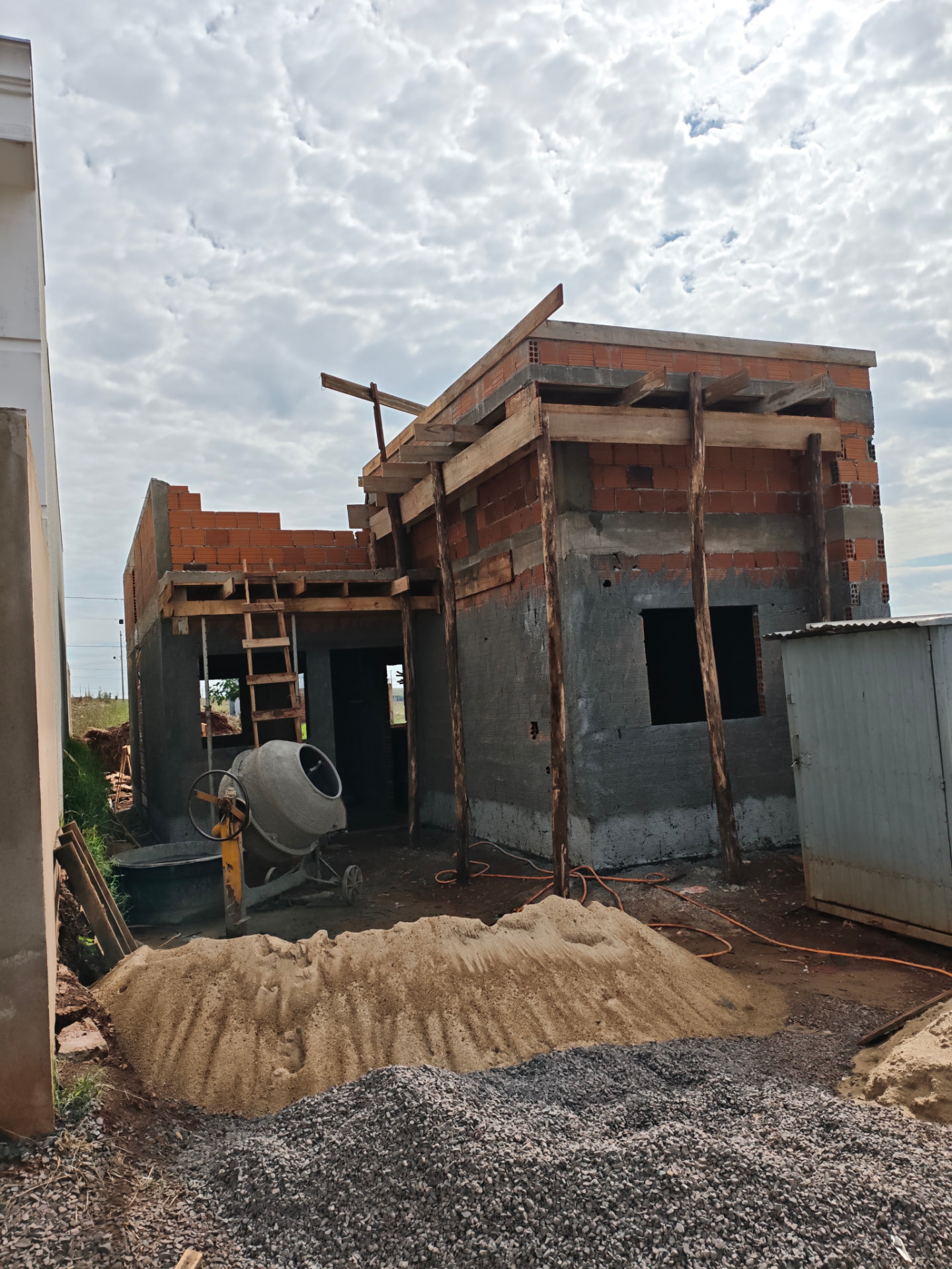 Obra da Residência Ravena — Estrutura: Cimbramento da laje e alvenaria em nível
